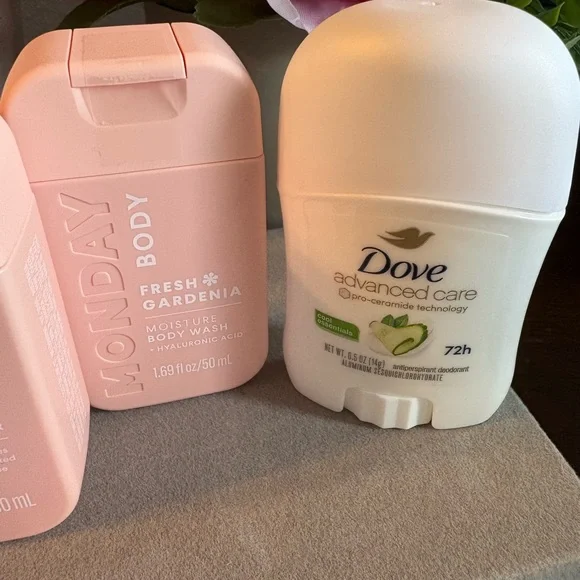 Monday Mini Shampoo + Conditioner + Body Wash Gift Set - Picture 3 of 7